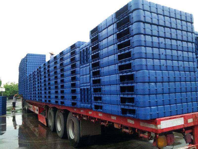 裝車的中空吹塑塑料托盤 裝車的中空吹塑塑料托盤